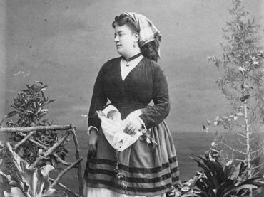 Ángela Peralta while in the garden wearing a long-sleeved shirt and a skirt