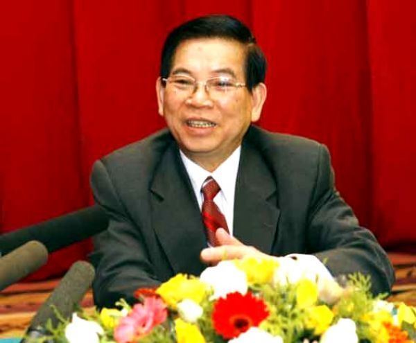 Nguyen Minh Triet Abzeichen fr 50 Jahre Parteimitgliedmitgliedschaft fr Ex