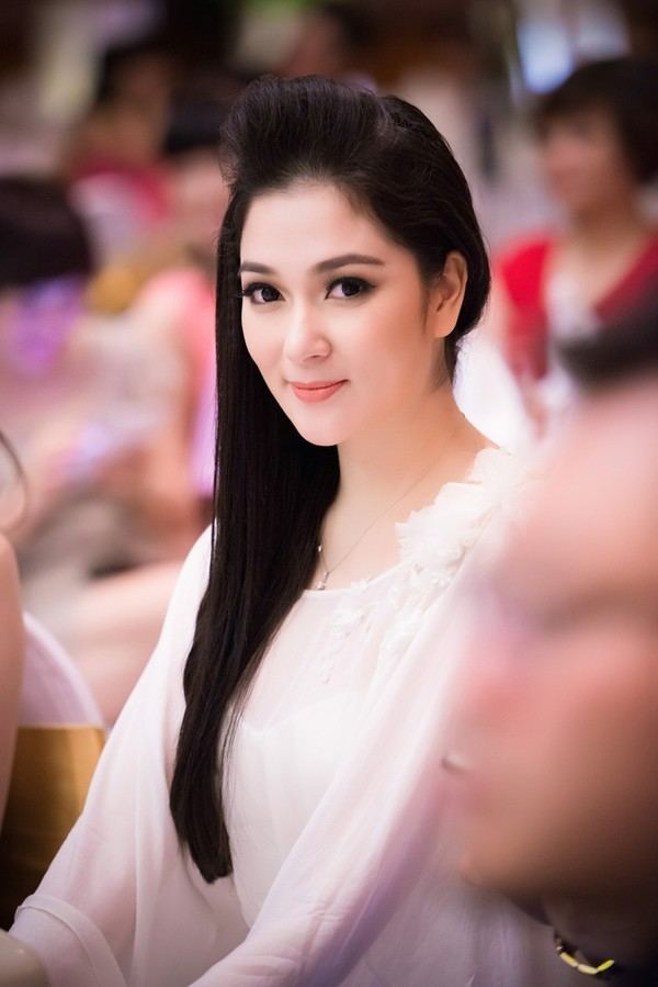Nguyễn Thị Huyền (Miss Vietnam) iu khin Hoa hu Thu Tho 39km xa39 Nguyn Th Huyn