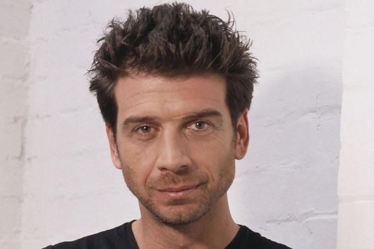 Nick Knowles Who is Nick Knowles DIY SOS presenter and dadoffour whos hosting