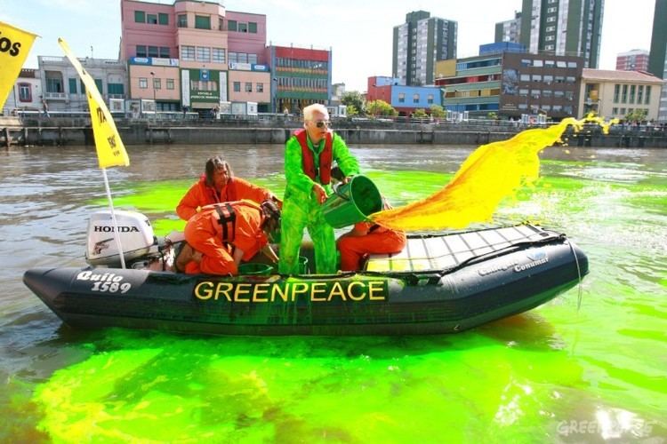 Nicolás García Uriburu Garca Uriburu y Greenpeace tieron de verde las aguas del Riachuelo