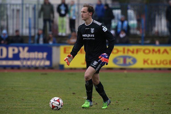 Niklas Lomb Hallescher FC Niklas Lomb verleiht der Abwehr Sicherheit