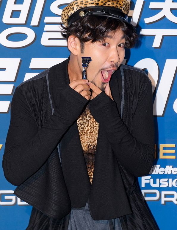 Noh Hong-chul holding a razor