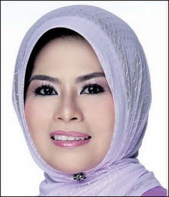 Noraini Ahmad smiling while wearing light purple hijab