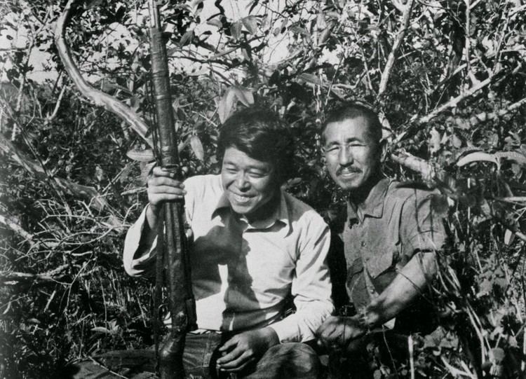 Norio Suzuki (explorer) Norio Suzuki holds Hiroo Onodas rifle with a smile after having