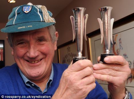 Norman Hunter (footballer) Leeds legend Norman Hunter to auction career memorabilia