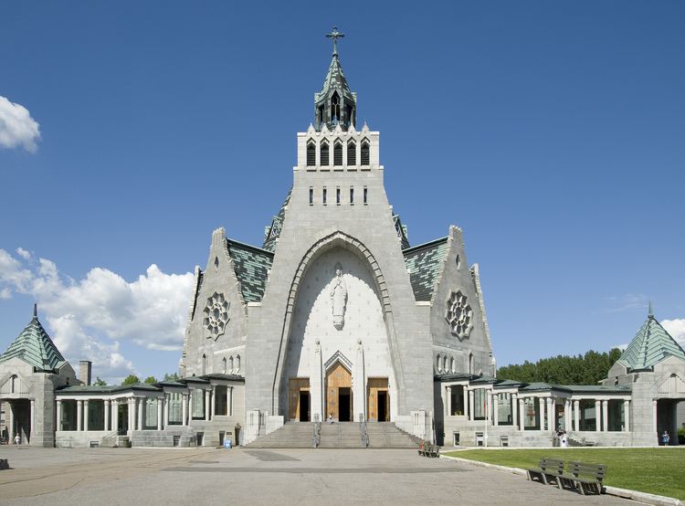 Notre-Dame-du-Cap Basilica uploadwikimediaorgwikipediacommons22fMadeli