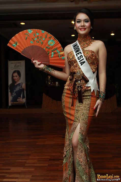 Novia Indriani Mamuaja Novia Indriani Kenakan Pakaian Khas di Miss Grand International