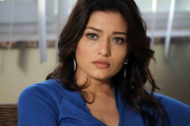 Nurgül Yeşilçay ster Nurgl Yeilay ol ister Aye Arman bu lkede kadn olmak