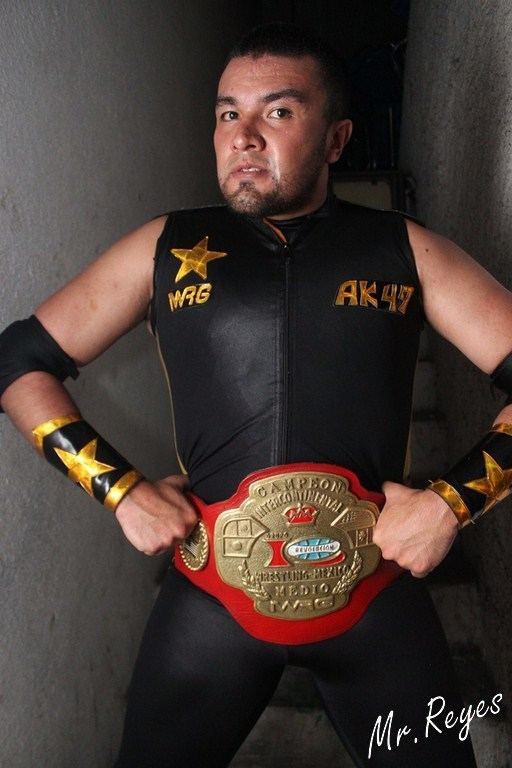 Oficial AK-47 ESTRELLAS DEL RING El Oficial AK47 Nuevo Monarca Medio de la IWRG