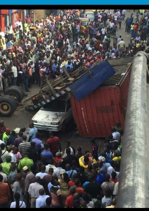 Ojuelegba, Lagos Trailer falls off Bridge in Ojuelegba