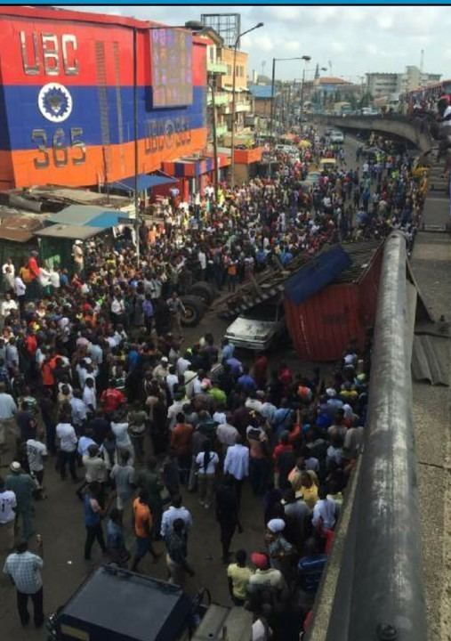 Ojuelegba, Lagos Trailer falls off Bridge in Ojuelegba