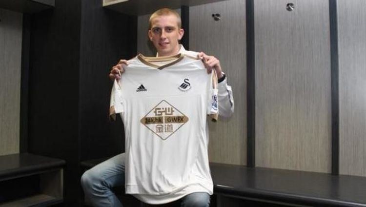 Oliver McBurnie Swansea City Confirm Signing of Scottish Teenager Oliver