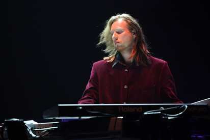 Oliver Wakeman STRAWBSWEB Features