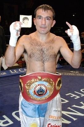 Omar Narváez (boxer) Omar Narvaez Broke His Left Hand in Urina Title Defense World