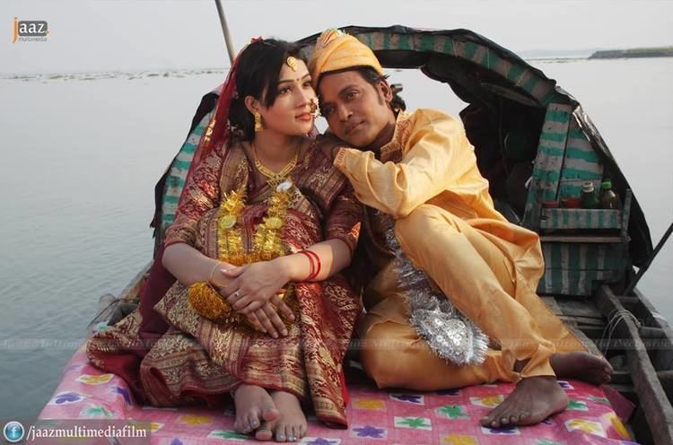 Scene of Mahiya Mahi as Moyna and Anisur Rahman Milon as Mona in Onek Sadher Moyna