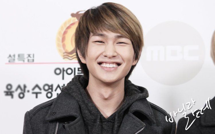 Onew Shinee39s Onew leaves a message on Key39s art exhibition