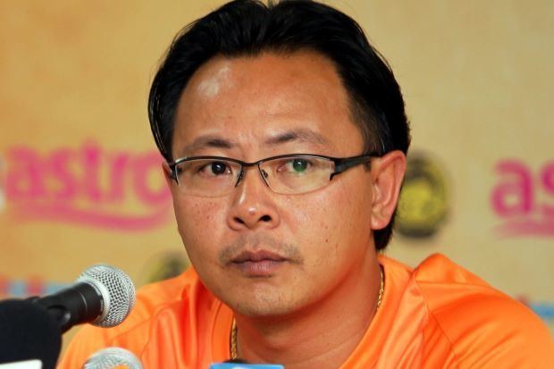 Ong Kim Swee wearing eyeglasses and an orange t-shirt during the Philippines vs Malaysia press conference