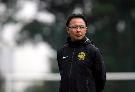 Ong Kim Swee looking afar while wearing eyeglasses and a black jacket