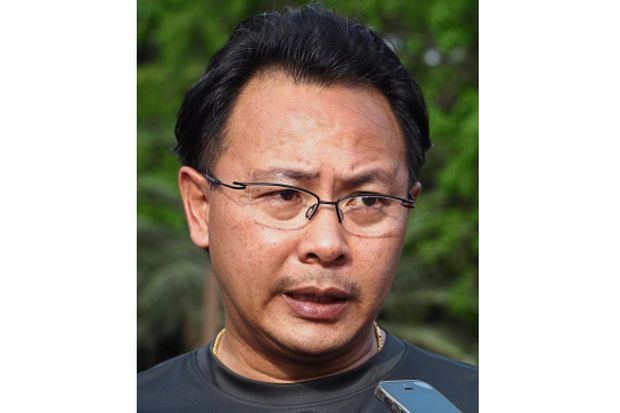 Ong Kim Swee talking to someone while wearing eyeglasses and a black t-shirt