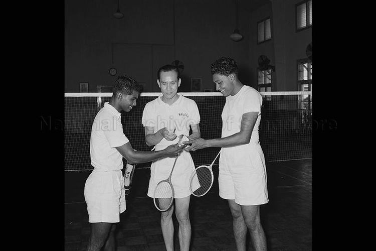 Ong Poh Lim BADMINTON PLAYER ONG POH LIM CENTER WITH OTHER PLAYERS AT