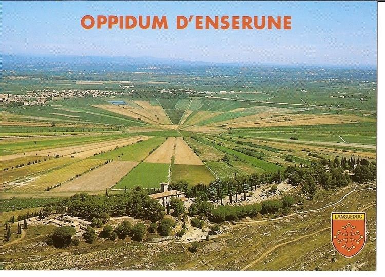 Oppidum d'Ensérune Vue de l39Oppidum d39Enserune sur les champs et cultures diviss en