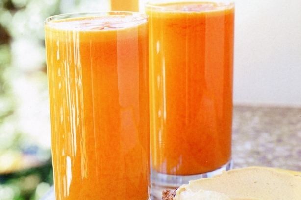 Orange drink carrot and orange drink with hummus crispbread