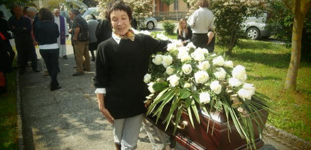 Oriella Dorella Pane salame e canti per i funerali della madre di Oriella Dorella