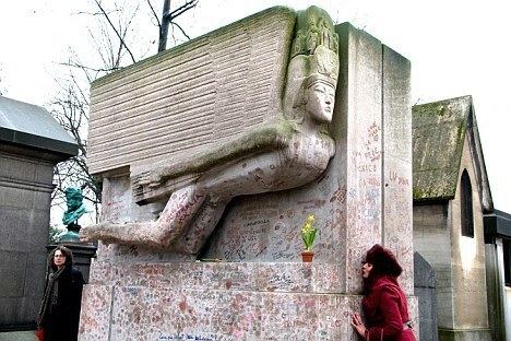 Oscar Wilde's tomb Oscar Wilde39s grave shielded from public kissers over fears lipstick