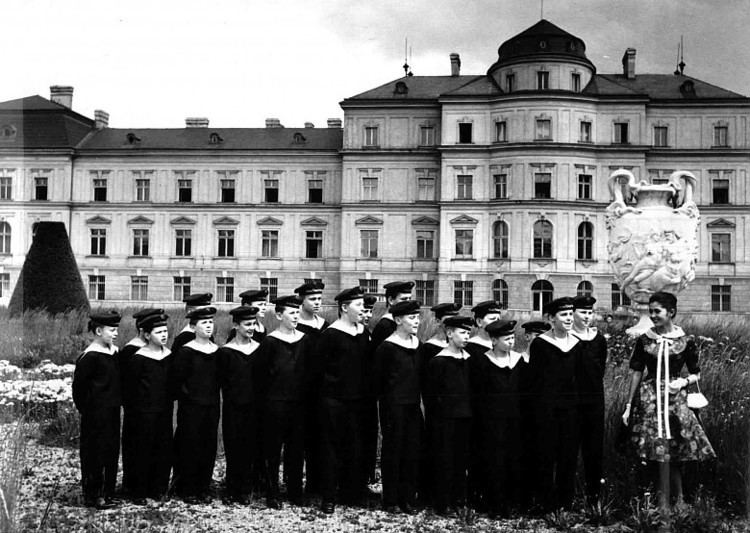Palais Augarten The Vienna Boys39 Choir singing in front of Palais Augarten for the