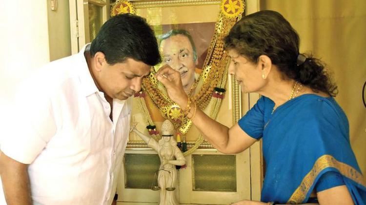 PTR’s wife Rukmani blesses her son Palanivel Thiagarajan before he leaves for campaign in Madurai Central Assembly constituency, in front of his father’s photo at their residence in Madurai