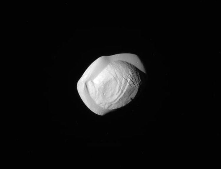 Pan (moon) Saturn39s tiny moon Pan looks like a ravioli CNET
