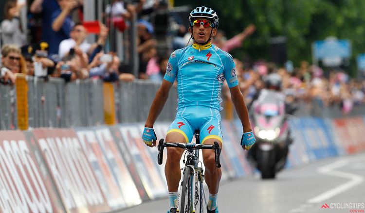 Paolo Tiralongo Tiralongo wins stage 9 of Giro dItalia Aru nibbles into Contadors