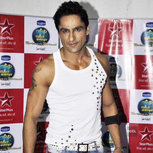 Parag Tyagi Parag Tyagi flaunts his hard earned muscles on the sets of