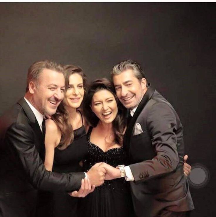Casts of "Paramparça" smiling and wearing all-black outfits.