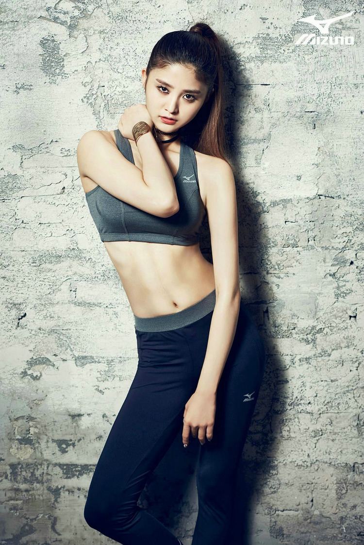 Park Jeong-hwa wearing sportswear attire while leaning on the wall.
