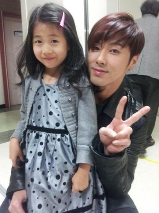 Park Min-ha (actress) Child Actress Park Min Ha Takes Picture With DBSK39s Yunho