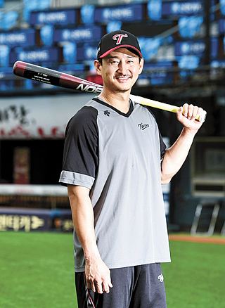 Park Yong-taik Pushing 40 LG Twins Park Yongtaik proves that age is no obstacle