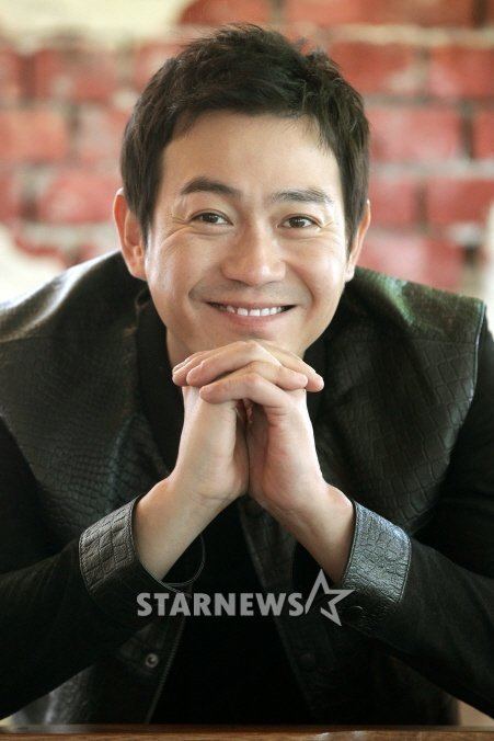 Park Yong-woo Park Yongwoo plays Nayeong39s father in the Jo Doosoon