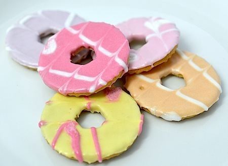 Party ring vegan iced biscuits party rings foxs veggiescouk
