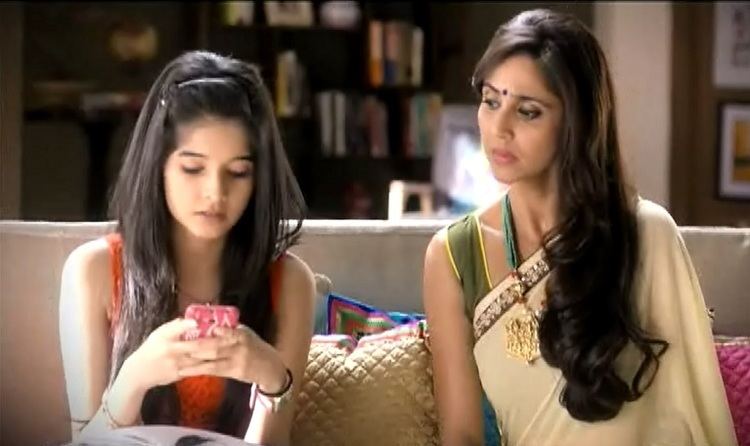 Bhavika Sharma holding a cellphone while Gautami Kapoor looking at it in a scene from the 2015 Indian soap opera, Parvarrish – Season 2