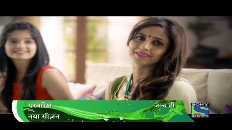Bhavika Sharma smiling with Gautami Kapoor in a scene from the 2015 Indian soap opera, Parvarrish – Season 2