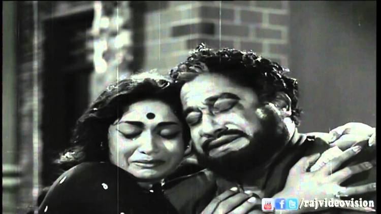 Sivaji Ganesan and Savithri while crying in a movie scene from Pasamalar (1961 film)