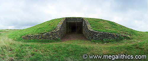 Passage grave Barclodiad y Gawres Decorated Cruciform Passage Grave Anglesey
