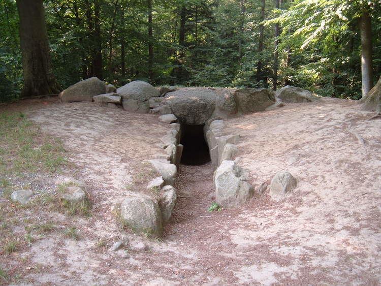 Passage grave FileHulehj passage gravejpg Wikimedia Commons