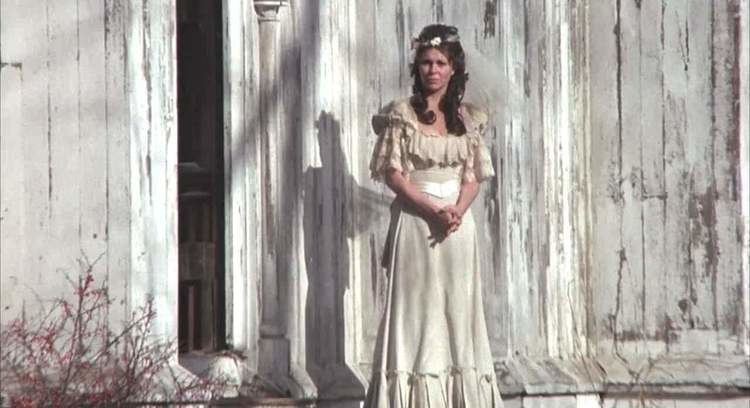 Pat Quinn (actress) standing outside wearing a wedding gown in a movie scene from Alice's Restaurant (1969)