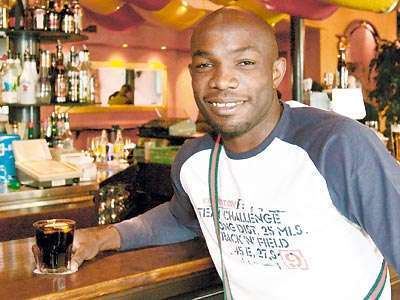 Patrick Bengondo CupHeld Bongo feierte in der Bar ganz allein Blick