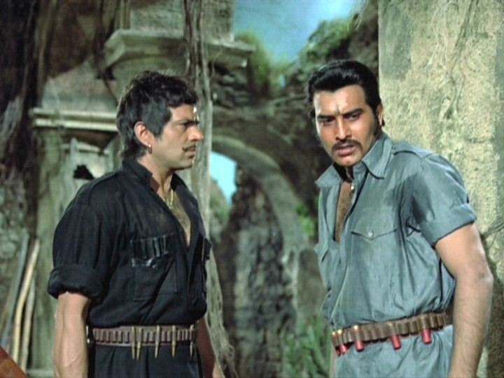 Dharmendra looking at Vinod Khanna in a movie scene from the 1974 film, Patthar Aur Payal