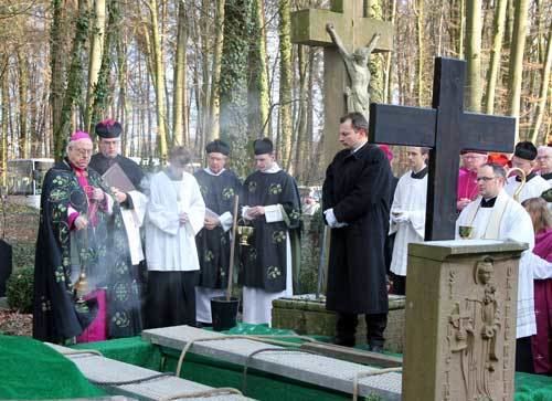 Paul Consbruch Weihbischof em Paul Consbruch in Stockkmpen beigesetzt Erzbistum