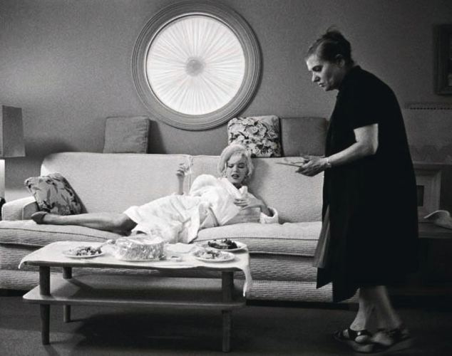 Paula Strasberg Lawrence Schiller Marilyn Monroe On Couch amp Paula